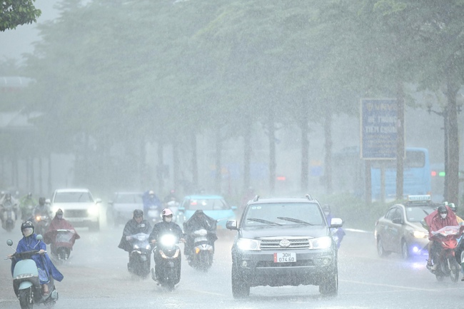 Hà Nội vừa mưa, nhiều nơi đã lại ngập - Ảnh 1. Hà Nội vừa mưa, nhiều nơi đã lại ngập - Ảnh 1.