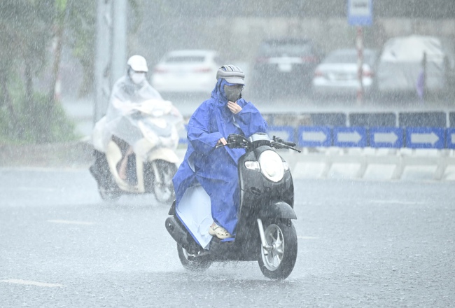 Hà Nội vừa mưa, nhiều nơi đã lại ngập - Ảnh 2. Hà Nội vừa mưa, nhiều nơi đã lại ngập - Ảnh 2.