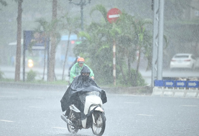 Hà Nội vừa mưa, nhiều nơi đã lại ngập - Ảnh 4. Hà Nội vừa mưa, nhiều nơi đã lại ngập - Ảnh 4.