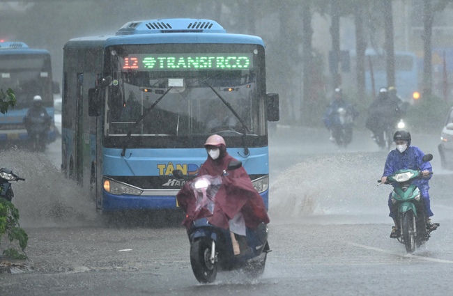 Hà Nội vừa mưa, nhiều nơi đã lại ngập - Ảnh 5. Hà Nội vừa mưa, nhiều nơi đã lại ngập - Ảnh 5.