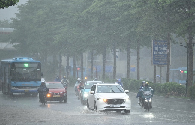 Hà Nội vừa mưa, nhiều nơi đã lại ngập - Ảnh 10. Hà Nội vừa mưa, nhiều nơi đã lại ngập - Ảnh 10.