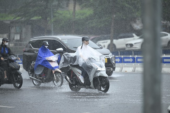 Hà Nội vừa mưa, nhiều nơi đã lại ngập - Ảnh 9. Hà Nội vừa mưa, nhiều nơi đã lại ngập - Ảnh 9.
