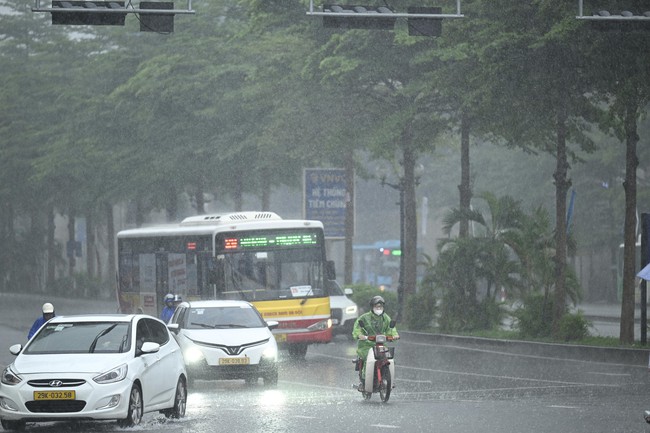 Hà Nội vừa mưa, nhiều nơi đã lại ngập - Ảnh 8. Hà Nội vừa mưa, nhiều nơi đã lại ngập - Ảnh 8.