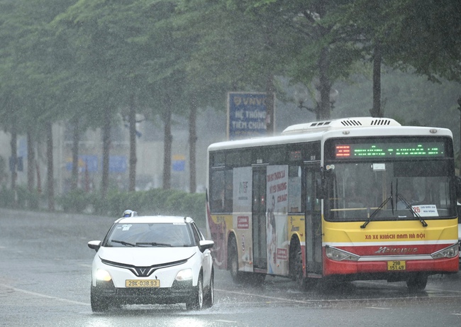 Hà Nội vừa mưa, nhiều nơi đã lại ngập - Ảnh 7. Hà Nội vừa mưa, nhiều nơi đã lại ngập - Ảnh 7.