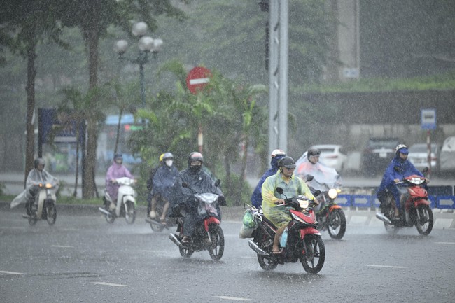 Hà Nội vừa mưa, nhiều nơi đã lại ngập - Ảnh 6. Hà Nội vừa mưa, nhiều nơi đã lại ngập - Ảnh 6.
