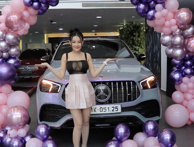 Soi dàn xe của vợ chồng Ngân 98 - Lương Bằng Quang: Từ SUV hiệu năng cao đến siêu xe mui trần đầu tiên về Việt Nam - Ảnh 1.