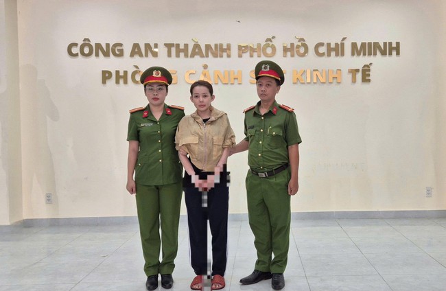 Ngân 98 bị khởi tố về tội &quot;sản xuất, buôn bán hàng giả là thực phẩm&quot; có thể đối mặt với hình phạt nào? - Ảnh 1.