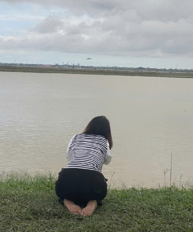 Vụ nghi bố đưa 2 con tự tử dưới sông Lam: Con đã mất rồi còn trái tim người mẹ sao có thể sống nổi? - Ảnh 1. Vụ nghi bố đưa 2 con tự tử dưới sông Lam: Con đã mất rồi còn trái tim người mẹ sao có thể sống nổi? - Ảnh 1.