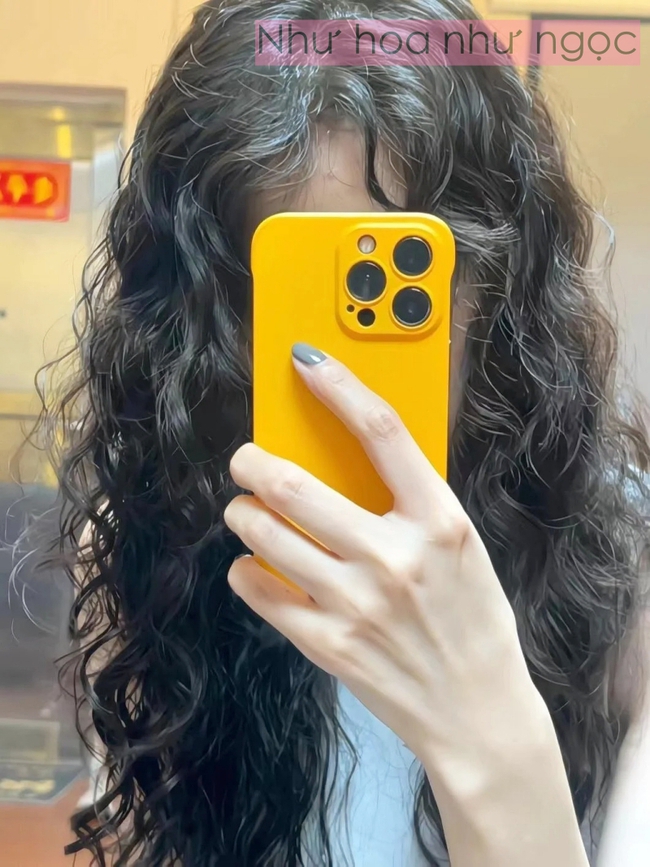 Tôi mất 6 tháng để hiểu: Tóc xoăn không xấu, chỉ là tôi chăm sai cách - Ảnh 1. Tôi mất 6 tháng để hiểu: Tóc xoăn không xấu, chỉ là tôi chăm sai cách - Ảnh 1.