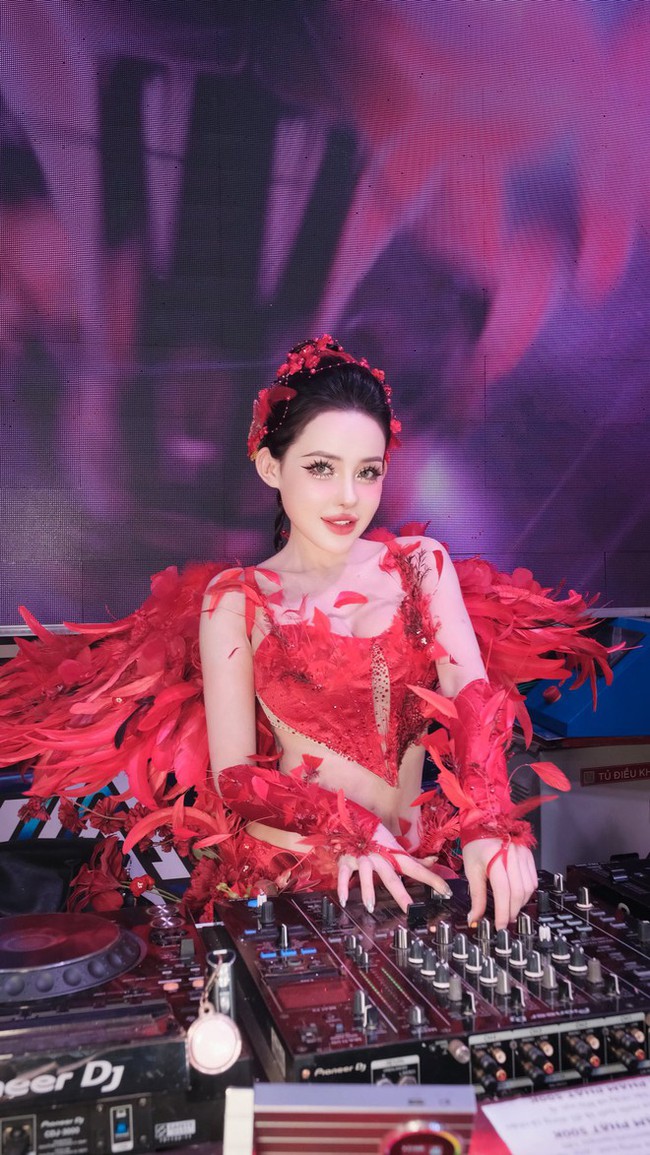 Ngân 98 và những cú lộ mặt mộc gây sốc tâm lý - Ảnh 4. Ngân 98 và những cú lộ mặt mộc gây sốc tâm lý - Ảnh 4.