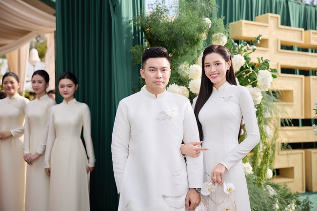 HH Đỗ Hà ăn hỏi: Cô dâu đặt 21 bộ áo dài, riêng áo dài cưới từ tên gọi đã mang ý nghĩa đặc biệt - Ảnh 6. HH Đỗ Hà ăn hỏi: Cô dâu đặt 21 bộ áo dài, riêng áo dài cưới từ tên gọi đã mang ý nghĩa đặc biệt - Ảnh 6.