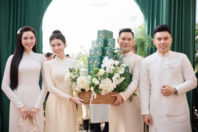 HH Đỗ Hà ăn hỏi: Cô dâu đặt 21 bộ áo dài, riêng áo dài cưới từ tên gọi đã mang ý nghĩa đặc biệt - Ảnh 10. HH Đỗ Hà ăn hỏi: Cô dâu đặt 21 bộ áo dài, riêng áo dài cưới từ tên gọi đã mang ý nghĩa đặc biệt - Ảnh 10.