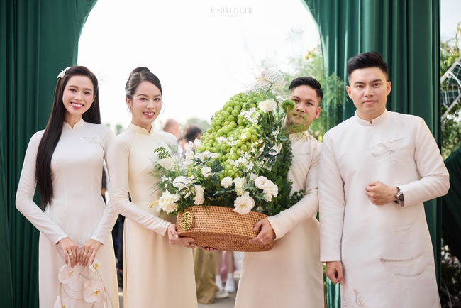HH Đỗ Hà ăn hỏi: Cô dâu đặt 21 bộ áo dài, riêng áo dài cưới từ tên gọi đã mang ý nghĩa đặc biệt - Ảnh 9. HH Đỗ Hà ăn hỏi: Cô dâu đặt 21 bộ áo dài, riêng áo dài cưới từ tên gọi đã mang ý nghĩa đặc biệt - Ảnh 9.