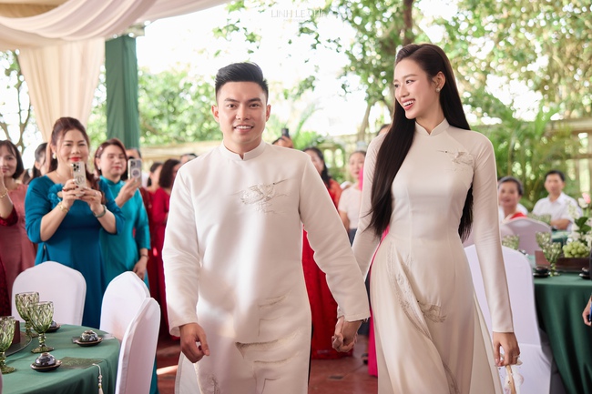 HH Đỗ Hà ăn hỏi: Cô dâu đặt 21 bộ áo dài, riêng áo dài cưới từ tên gọi đã mang ý nghĩa đặc biệt - Ảnh 8. HH Đỗ Hà ăn hỏi: Cô dâu đặt 21 bộ áo dài, riêng áo dài cưới từ tên gọi đã mang ý nghĩa đặc biệt - Ảnh 8.