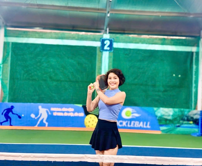 Nữ huấn luyện viên pickleball tuổi U50: Từ nỗi sợ tiền mãn kinh đến "bông hồng rực rỡ" trên sân tập khiến nhiều người xuýt xoa - Ảnh 1. Nữ huấn luyện viên pickleball tuổi U50: Từ nỗi sợ tiền mãn kinh đến "bông hồng rực rỡ" trên sân tập khiến nhiều người xuýt xoa - Ảnh 1.