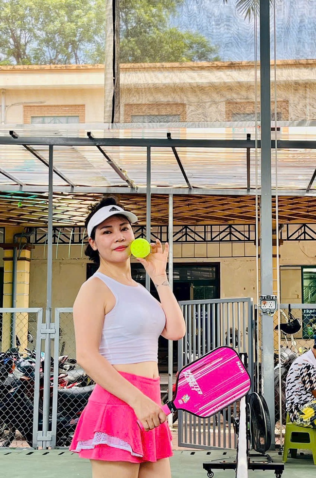 Nữ huấn luyện viên pickleball tuổi U50: Từ nỗi sợ tiền mãn kinh đến "bông hồng rực rỡ" trên sân tập khiến nhiều người xuýt xoa - Ảnh 4. Nữ huấn luyện viên pickleball tuổi U50: Từ nỗi sợ tiền mãn kinh đến "bông hồng rực rỡ" trên sân tập khiến nhiều người xuýt xoa - Ảnh 4.