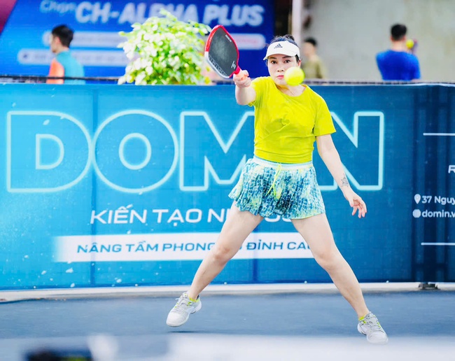 Nữ huấn luyện viên pickleball tuổi U50: Từ nỗi sợ tiền mãn kinh đến "bông hồng rực rỡ" trên sân tập khiến nhiều người xuýt xoa - Ảnh 5. Nữ huấn luyện viên pickleball tuổi U50: Từ nỗi sợ tiền mãn kinh đến "bông hồng rực rỡ" trên sân tập khiến nhiều người xuýt xoa - Ảnh 5.