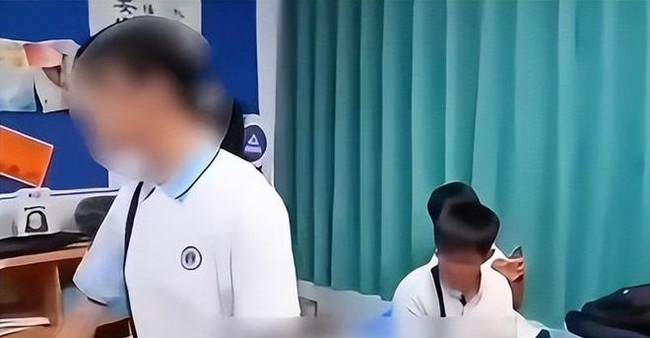 Nữ sinh đổ 2 chai nước lên đầu bạn còn thách thức Nữ sinh đổ 2 chai nước lên đầu bạn còn thách thức