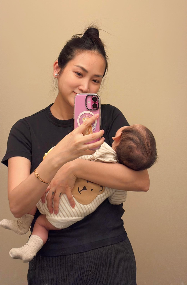 Mẹ bỉm Yến Phương - vợ kém 17 tuổi của "Anh Hai" Lam Trường, bật mí hành trình trị tắc sữa: Từ những đêm thức trắng đến tủ đông đầy sữa cho con - Ảnh 4. Mẹ bỉm Yến Phương - vợ kém 17 tuổi của "Anh Hai" Lam Trường, bật mí hành trình trị tắc sữa: Từ những đêm thức trắng đến tủ đông đầy sữa cho con - Ảnh 4.