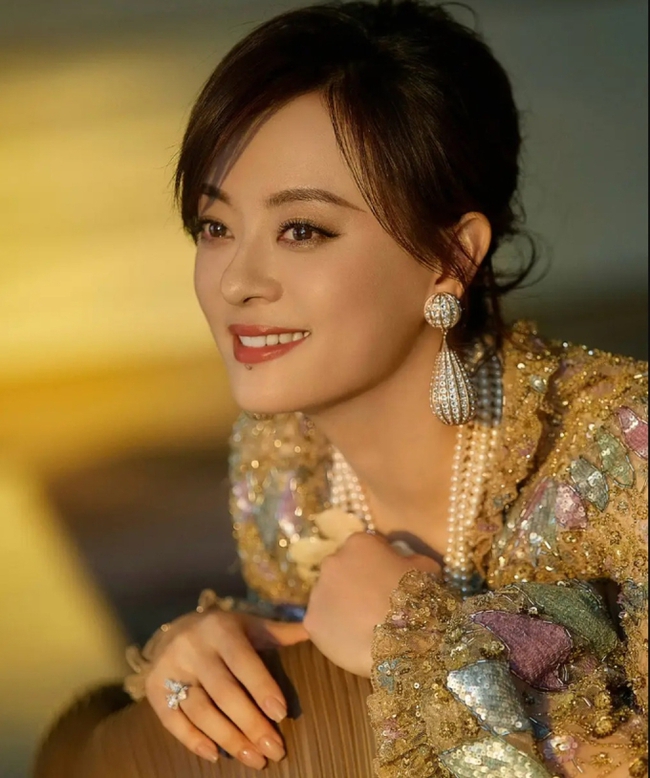 Nhìn nữ diễn viên đình đám này mới thấy: Quan trọng hơn việc nuôi con trong sự GIÀU CÓ là điều này... - Ảnh 1.