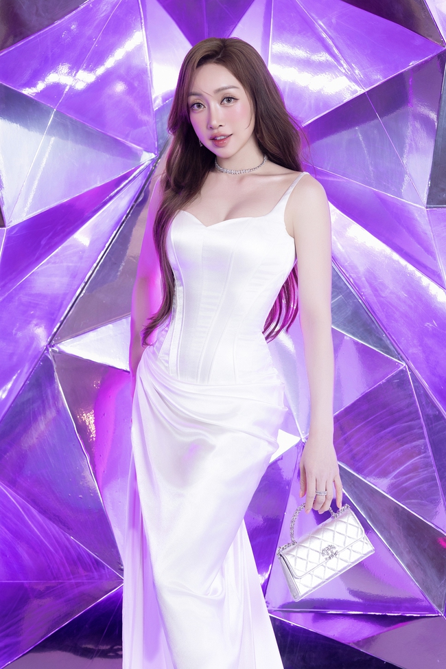 Nhã Phương bầu 5 tháng vẫn quyến rũ với đầm bó sát - Ảnh 11. Nhã Phương bầu 5 tháng vẫn quyến rũ với đầm bó sát - Ảnh 11.