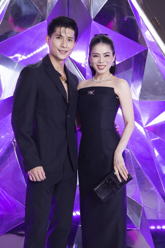 Nhã Phương bầu 5 tháng vẫn quyến rũ với đầm bó sát - Ảnh 3. Nhã Phương bầu 5 tháng vẫn quyến rũ với đầm bó sát - Ảnh 3.