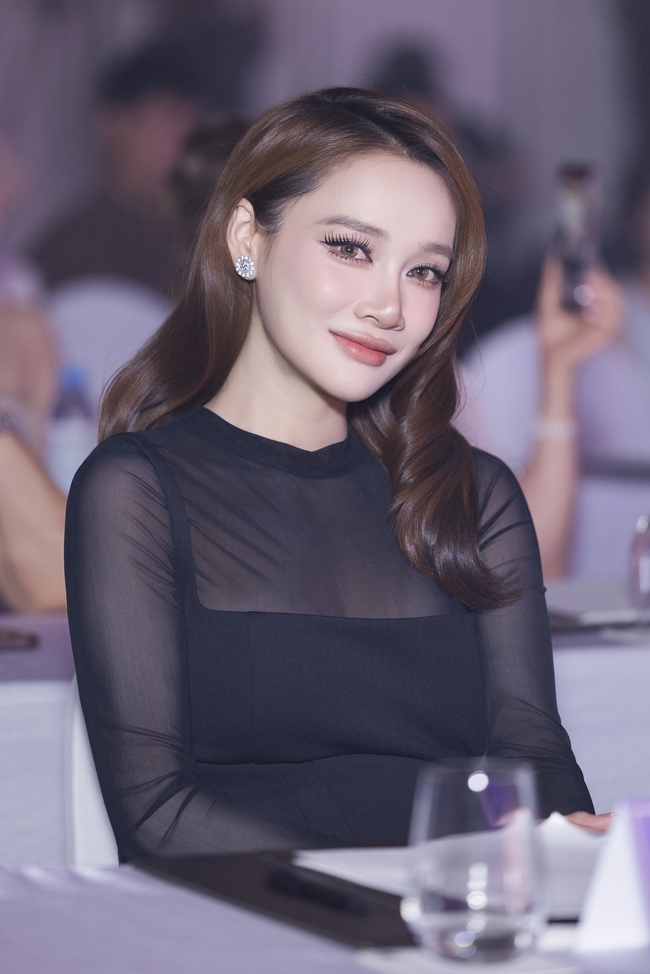 Nhã Phương bầu 5 tháng vẫn quyến rũ với đầm bó sát - Ảnh 9. Nhã Phương bầu 5 tháng vẫn quyến rũ với đầm bó sát - Ảnh 9.