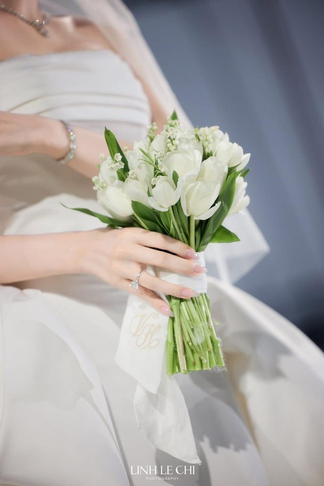 Bí ẩn sau bó hoa cưới của Hoa hậu Đỗ Thị Hà - Ảnh 1. Bí ẩn sau bó hoa cưới của Hoa hậu Đỗ Thị Hà - Ảnh 1.