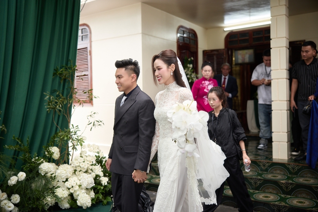 Sự tinh tế của HH Đỗ Hà khi thành cô dâu hào môn: Diện toàn thiết kế Việt, chiếc khoăn voan dài 4m mang ý nghĩa đặc biệt vô cùng - Ảnh 15.