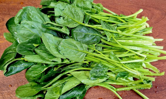 Đi chợ mùa lạnh mua rau chân vịt ngon: Nhớ nhìn lá tròn hay lá nhọn kẻo món bị sượng - Ảnh 1. Đi chợ mùa lạnh mua rau chân vịt ngon: Nhớ nhìn lá tròn hay lá nhọn kẻo món bị sượng - Ảnh 1.