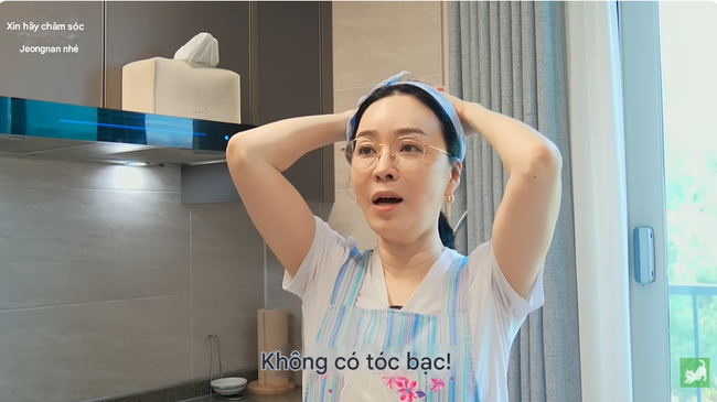Nữ diễn viên 54 tuổi của phim Queen of Tears: "Tôi đã uống loại nước này được 6 tháng và thấy tóc đang dày hơn, tóc bạc cũng không mọc ra nữa" - Ảnh 4. Nữ diễn viên 54 tuổi của phim Queen of Tears: "Tôi đã uống loại nước này được 6 tháng và thấy tóc đang dày hơn, tóc bạc cũng không mọc ra nữa" - Ảnh 4.