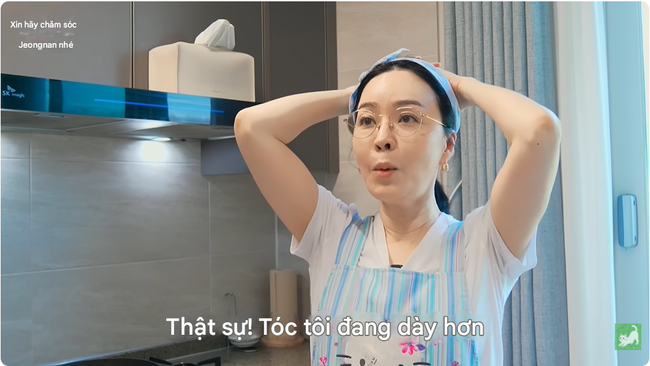 Nữ diễn viên 54 tuổi của phim Queen of Tears: "Tôi đã uống loại nước này được 6 tháng và thấy tóc đang dày hơn, tóc bạc cũng không mọc ra nữa" - Ảnh 3. Nữ diễn viên 54 tuổi của phim Queen of Tears: "Tôi đã uống loại nước này được 6 tháng và thấy tóc đang dày hơn, tóc bạc cũng không mọc ra nữa" - Ảnh 3.