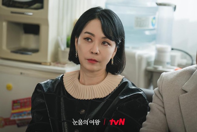 Nữ diễn viên 54 tuổi của phim Queen of Tears: "Tôi đã uống loại nước này được 6 tháng và thấy tóc đang dày hơn, tóc bạc cũng không mọc ra nữa" - Ảnh 2. Nữ diễn viên 54 tuổi của phim Queen of Tears: "Tôi đã uống loại nước này được 6 tháng và thấy tóc đang dày hơn, tóc bạc cũng không mọc ra nữa" - Ảnh 2.