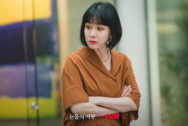 Nữ diễn viên 54 tuổi của phim Queen of Tears: "Tôi đã uống loại nước này được 6 tháng và thấy tóc đang dày hơn, tóc bạc cũng không mọc ra nữa" - Ảnh 1. Nữ diễn viên 54 tuổi của phim Queen of Tears: "Tôi đã uống loại nước này được 6 tháng và thấy tóc đang dày hơn, tóc bạc cũng không mọc ra nữa" - Ảnh 1.