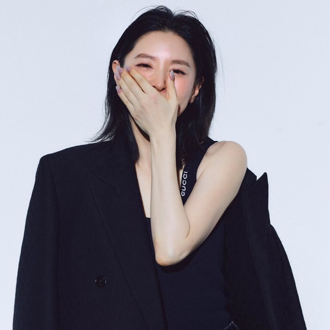 Suốt một thời gian dài, Lee Young Ae dùng lọ xịt dưỡng và ngăn rụng tóc này mỗi tối, trước khi đi ngủ - Ảnh 1. Suốt một thời gian dài, Lee Young Ae dùng lọ xịt dưỡng và ngăn rụng tóc này mỗi tối, trước khi đi ngủ - Ảnh 1.
