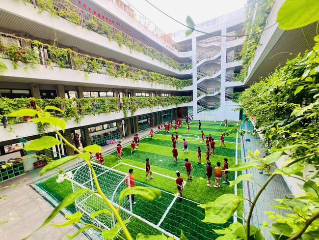Phụ huynh ơi! Không phải công viên đâu, đây là 1 trường tiểu học CÔNG LẬP siêu đẹp, cây xanh phủ kín ở quận Cầu Giấy cũ! - Ảnh 5. Phụ huynh ơi! Không phải công viên đâu, đây là 1 trường tiểu học CÔNG LẬP siêu đẹp, cây xanh phủ kín ở quận Cầu Giấy cũ! - Ảnh 5.