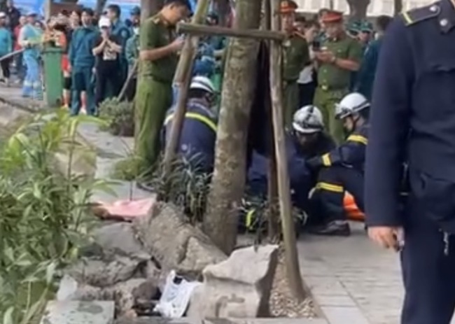Vụ một phụ nữ đuối nước ở Hồ Hoàn Kiếm: Lực lượng chức năng vận động vào bờ nhưng nạn nhân không vào - Ảnh 2. Vụ một phụ nữ đuối nước ở Hồ Hoàn Kiếm: Lực lượng chức năng vận động vào bờ nhưng nạn nhân không vào - Ảnh 2.