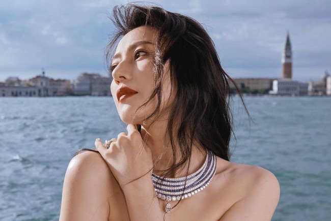 Đừng mài xương hay tiêm botox! 6 mỹ nhân này đang chứng minh cho bạn thấy khuôn mặt vuông sẽ quyến rũ hơn, lại còn trẻ cực lâu! - Ảnh 4. Đừng mài xương hay tiêm botox! 6 mỹ nhân này đang chứng minh cho bạn thấy khuôn mặt vuông sẽ quyến rũ hơn, lại còn trẻ cực lâu! - Ảnh 4.