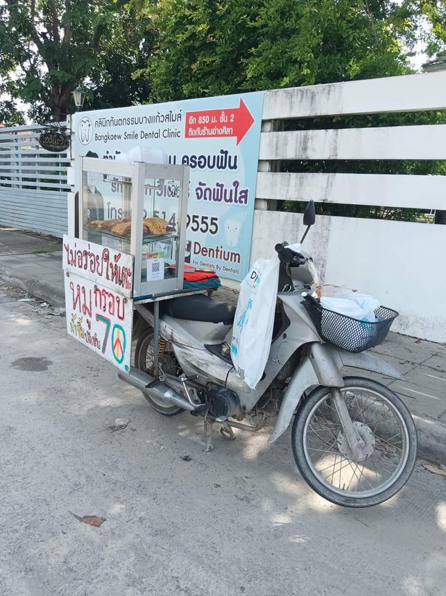B&aacute;n 50kg heo quay chỉ trong 30 ph&uacute;t, &ocirc;ng chủ &aacute;p lực v&igrave; kh&aacute;ch chờ mua chật cứng cả con đường - Ảnh 1.