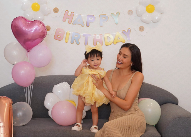 Khi siêu mẫu làm mẹ bỉm: Võ Hoàng Yến đi dạy catwalk thần thái ngút ngàn, vẫn bị con bám dính - Ảnh 4. Khi siêu mẫu làm mẹ bỉm: Võ Hoàng Yến đi dạy catwalk thần thái ngút ngàn, vẫn bị con bám dính - Ảnh 4.