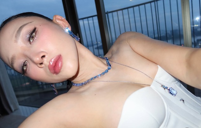 Ngắm qua nhà mới của Tóc Tiên, phát hiện bộ ghế cực xinh yê, món decor "đinh" của giới sành nhà đẹp - Ảnh 2. Ngắm qua nhà mới của Tóc Tiên, phát hiện bộ ghế cực xinh yê, món decor "đinh" của giới sành nhà đẹp - Ảnh 2.