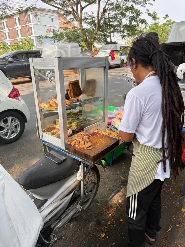 B&aacute;n 50kg heo quay chỉ trong 30 ph&uacute;t, &ocirc;ng chủ &aacute;p lực v&igrave; kh&aacute;ch chờ mua chật cứng cả con đường - Ảnh 7.