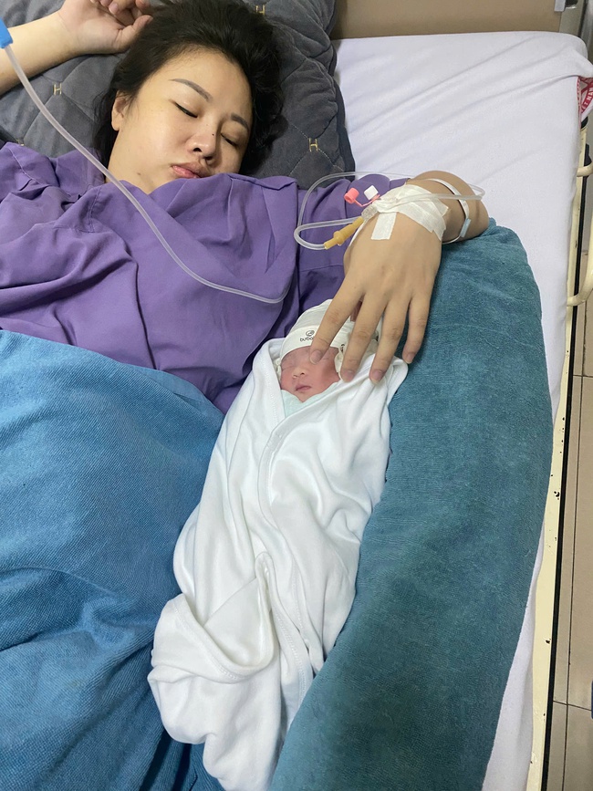 9 tháng mang thai rất nhanh nhưng 9 năm chờ con yêu dài đằng đẵng: Nhiều lần nghe "gái độc không con", tiêm tím buốt bụng, em đã làm được" - Ảnh 1. 9 tháng mang thai rất nhanh nhưng 9 năm chờ con yêu dài đằng đẵng: Nhiều lần nghe "gái độc không con", tiêm tím buốt bụng, em đã làm được" - Ảnh 1.