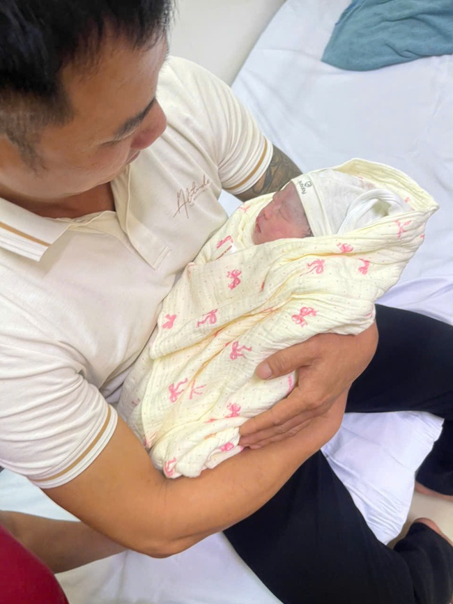 9 tháng mang thai rất nhanh nhưng 9 năm chờ con yêu dài đằng đẵng: Nhiều lần nghe "gái độc không con", tiêm tím buốt bụng, em đã làm được" - Ảnh 2. 9 tháng mang thai rất nhanh nhưng 9 năm chờ con yêu dài đằng đẵng: Nhiều lần nghe "gái độc không con", tiêm tím buốt bụng, em đã làm được" - Ảnh 2.