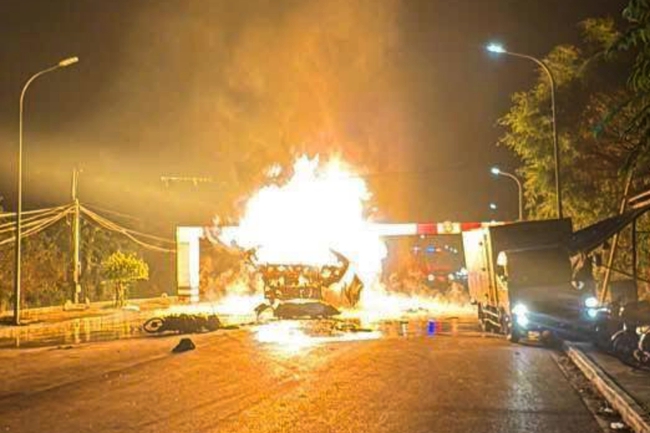 Công an thông tin về vụ xe bồn phát nổ kinh hoàng rồi bốc cháy dữ dội khi đang lưu thông - Ảnh 1. Công an thông tin về vụ xe bồn phát nổ kinh hoàng rồi bốc cháy dữ dội khi đang lưu thông - Ảnh 1.