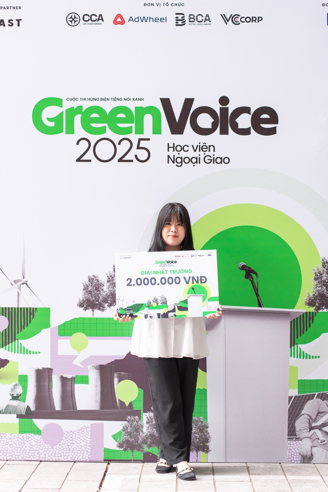 Nữ sinh Học viện Ngoại giao chiến thắng chặng mở màn Green Voices 2025 với thông điệp ‘xe điện không chỉ là phương tiện, mà là tấm VISA Xanh’ - Ảnh 4. Nữ sinh Học viện Ngoại giao chiến thắng chặng mở màn Green Voices 2025 với thông điệp ‘xe điện không chỉ là phương tiện, mà là tấm VISA Xanh’ - Ảnh 4.