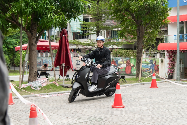 Nữ sinh Học viện Ngoại giao chiến thắng chặng mở màn Green Voices 2025 với thông điệp ‘xe điện không chỉ là phương tiện, mà là tấm VISA Xanh’ - Ảnh 5. Nữ sinh Học viện Ngoại giao chiến thắng chặng mở màn Green Voices 2025 với thông điệp ‘xe điện không chỉ là phương tiện, mà là tấm VISA Xanh’ - Ảnh 5.