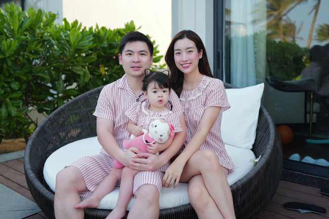 Hai ông bố bỉm "nghìn tỷ" nhà bầu Hiển dắt đàn con thơ lên sân khấu, nhưng ái nữ của Đỗ Mỹ Linh chiếm trọn spotlight - Ảnh 7. Hai ông bố bỉm "nghìn tỷ" nhà bầu Hiển dắt đàn con thơ lên sân khấu, nhưng ái nữ của Đỗ Mỹ Linh chiếm trọn spotlight - Ảnh 7.