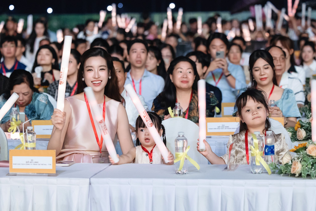 Hai ông bố bỉm "nghìn tỷ" nhà bầu Hiển dắt đàn con thơ lên sân khấu, nhưng ái nữ của Đỗ Mỹ Linh chiếm trọn spotlight - Ảnh 6. Hai ông bố bỉm "nghìn tỷ" nhà bầu Hiển dắt đàn con thơ lên sân khấu, nhưng ái nữ của Đỗ Mỹ Linh chiếm trọn spotlight - Ảnh 6.