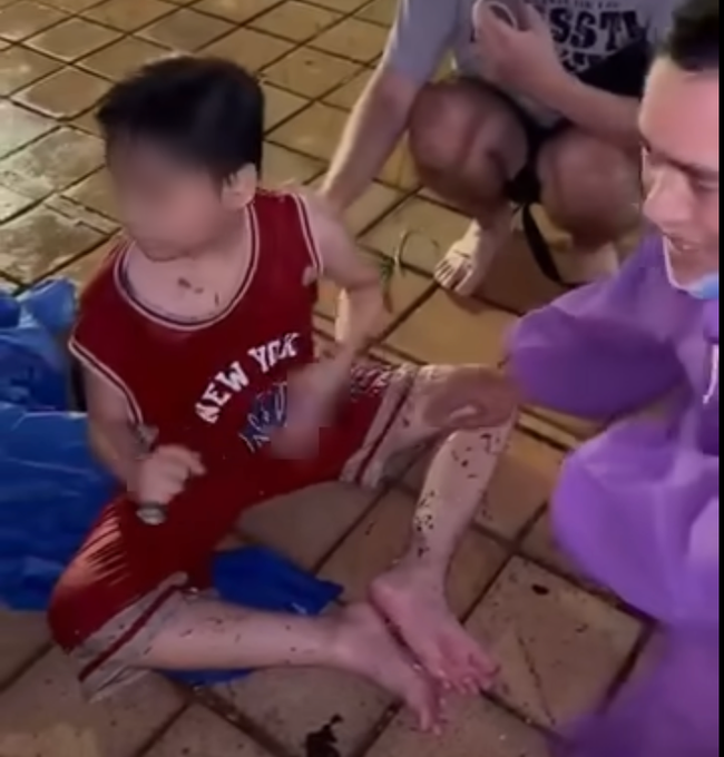 Sự thật thông tin cứu được bé trai bị lũ cuốn trôi từ Quảng Nam (cũ) ra Đà Nẵng - Ảnh 1. Sự thật thông tin cứu được bé trai bị lũ cuốn trôi từ Quảng Nam (cũ) ra Đà Nẵng - Ảnh 1.